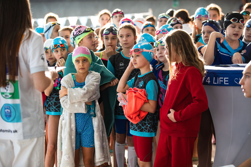 Súťažné kategórie podľa veku a výkonnosti – od žiakov až po elitných plavcov.